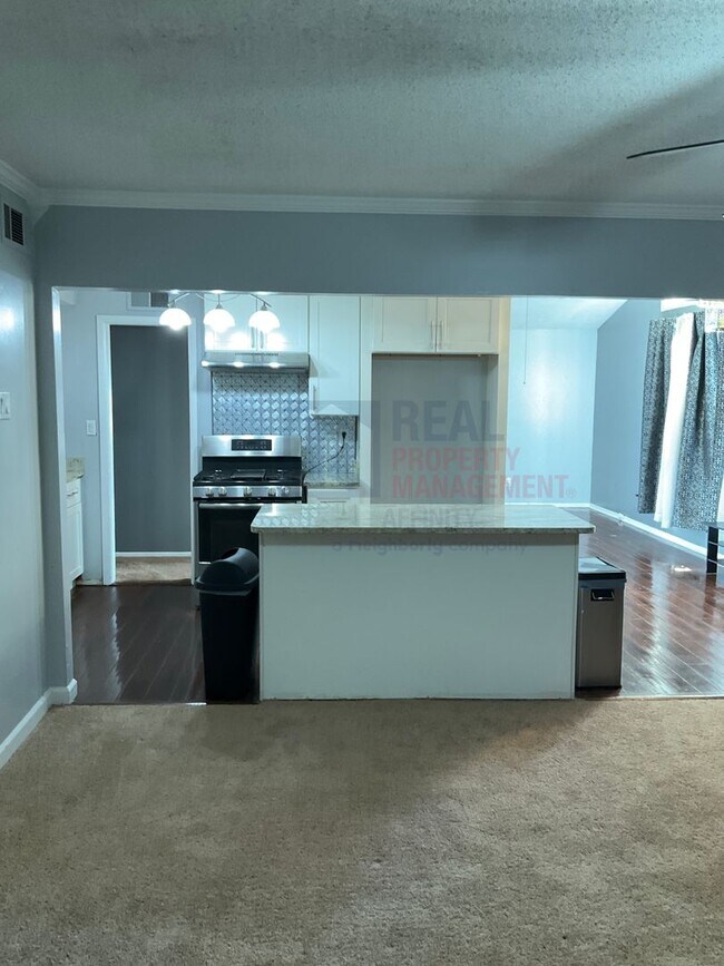 Building Photo - Charming 4-Bedroom Home with Modern Touches