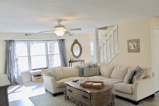 Building Photo - Spacious, Open Floor Plan at the end of 81st Street on the State Park!