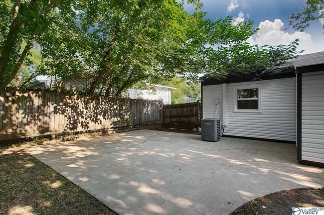 Building Photo - THREE BEDROOM/ONE BATH - CONVENIENT LOCATION!