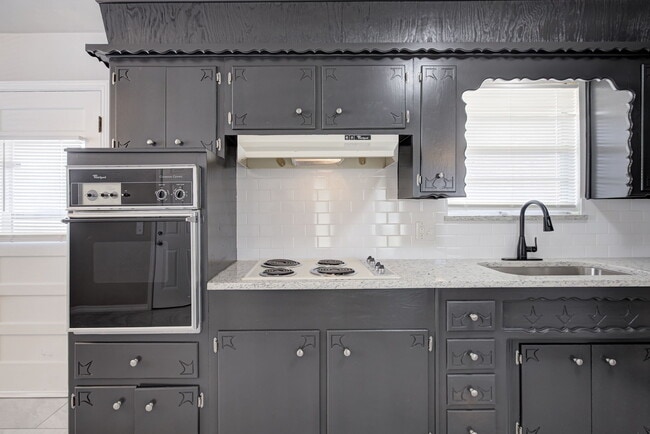 Building Photo - 1520 Brookdale Dr