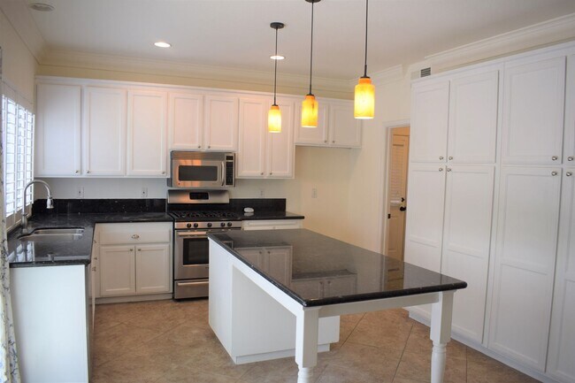 Building Photo - 9456 Cedarview Way