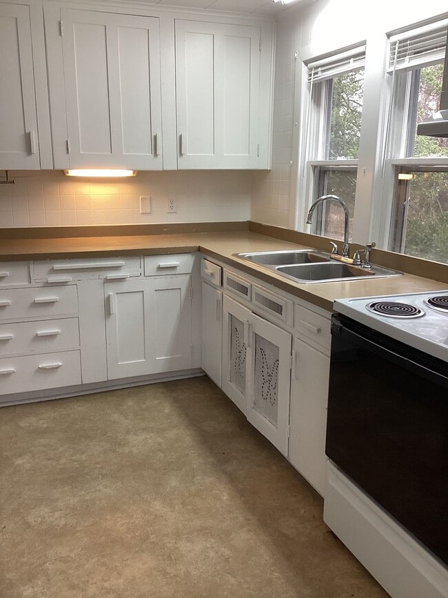 Building Photo - Two-Bedroom House