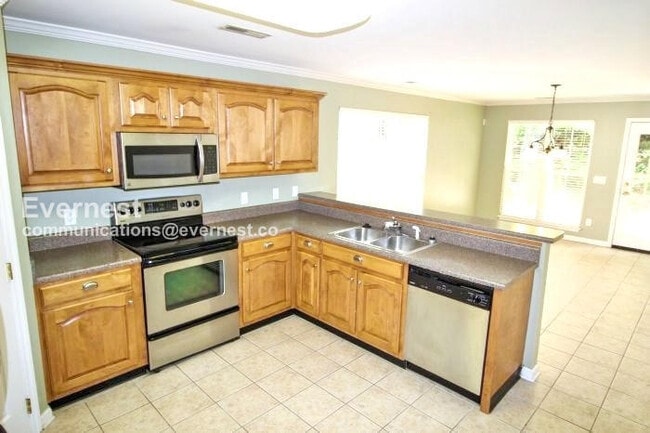 Building Photo - 3 Bed/2 Bath Home with Garage / Pet-Friend...