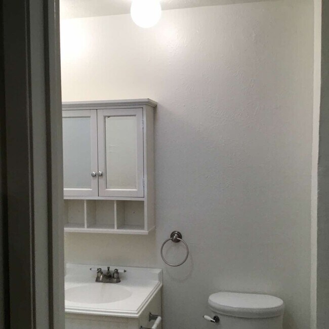 Building Photo - 2622 Meadowview Dr