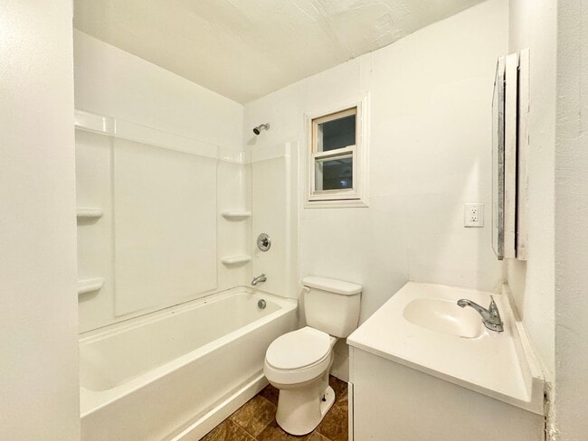 Building Photo - Adorable 3 Bedroom Close to UNCG!