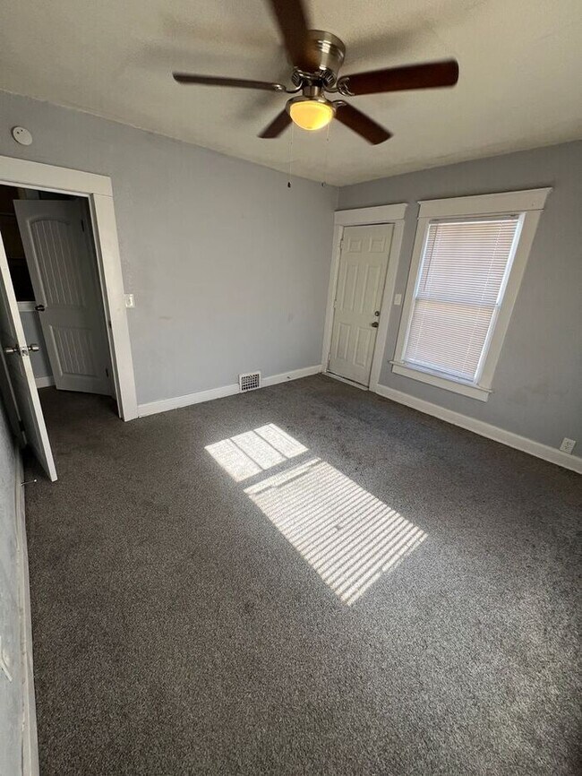 Building Photo - Spacious 5-Bedroom Home with Enclosed Porc...