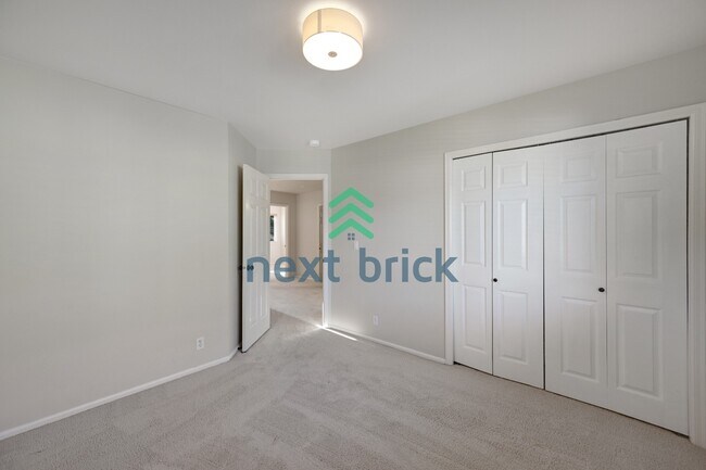 Building Photo - Quiet and Spacious 5-Bedroom Haven w/ 2.5 Baths – 2420 Sq Ft of Comfort Awaits!