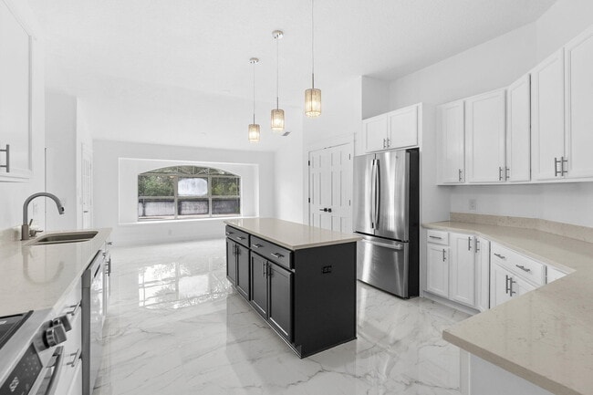 Building Photo - 2120 Lakebreeze Way