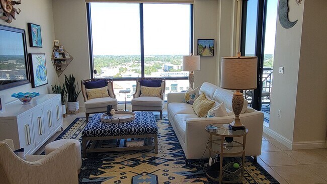 Building Photo - Short term ONLY luxury 2/2 condo in the heart of downtown Sarasota