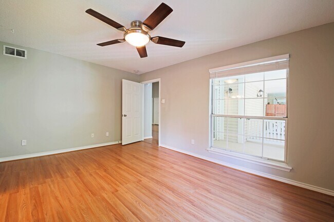 Building Photo - Updated top floor 2br with vaulted ceilings, two balconies and treed views!