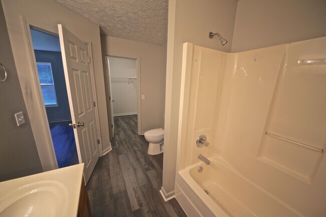 Building Photo - 876 Meadowlands Dr