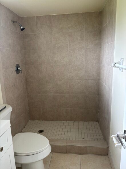 Building Photo - 116 Gardens Dr