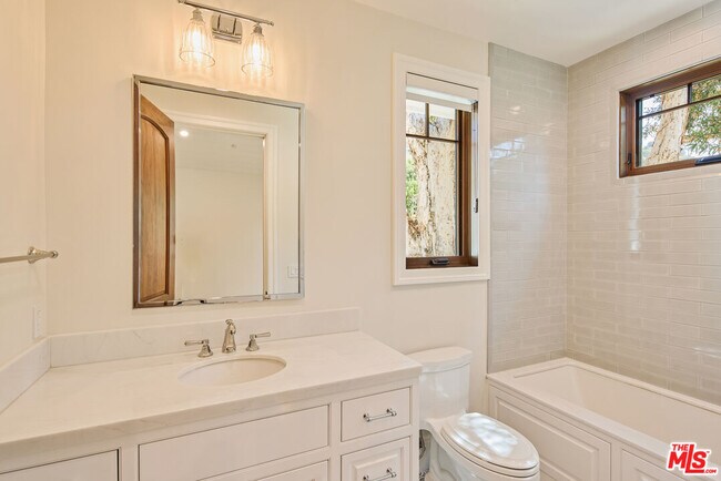 Building Photo - 5561 Horizon Dr