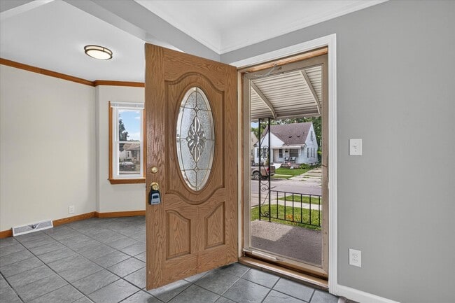 Building Photo - Charming 3-Bedroom Bungalow for Rent in Lincoln Park