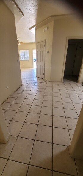 Building Photo - 705 Hellenic Dr