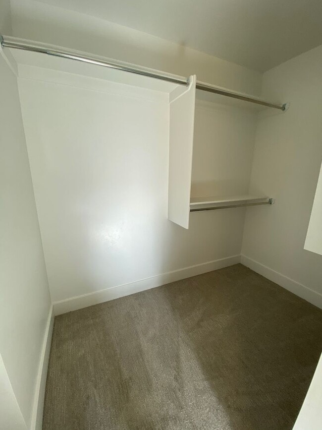 Building Photo - Beautiful 3 Bed, 2.5 Town Home! Available ...