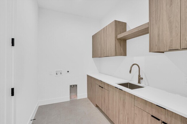 Building Photo - 1711 Nomas St