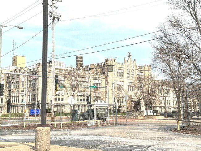 Building Photo - 224 E Cass St