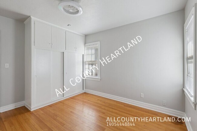 Building Photo - 2433 Cashion Pl