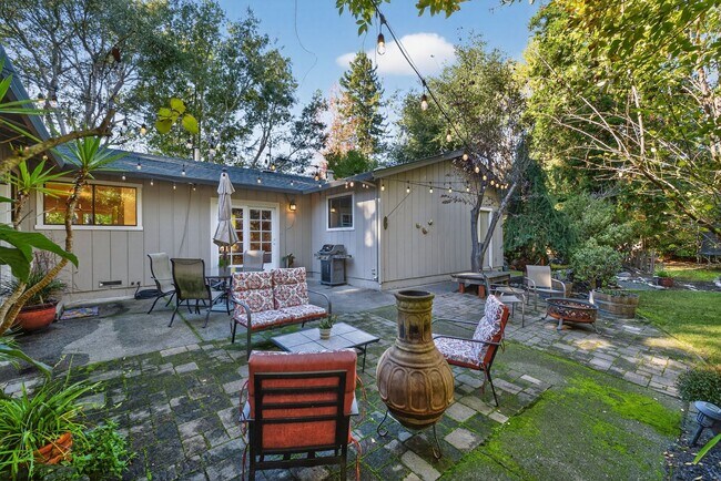 Building Photo - Charming 3-Bed / 2-Bath Retreat on Over an Acre in Sebastopol