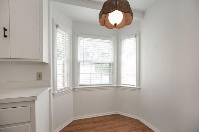 Building Photo - Charming 3 bedroom house Shaker Heights!!