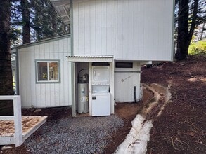 Building Photo - Two Bed One Bath Cottage in Haiku