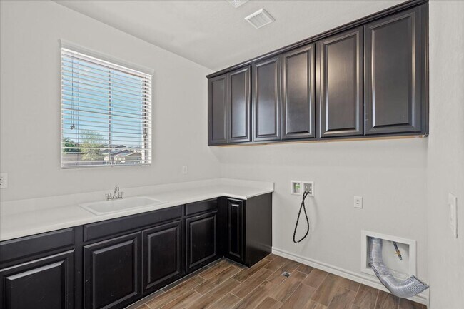 Building Photo - Fabulous Home with NexGen Sutie!