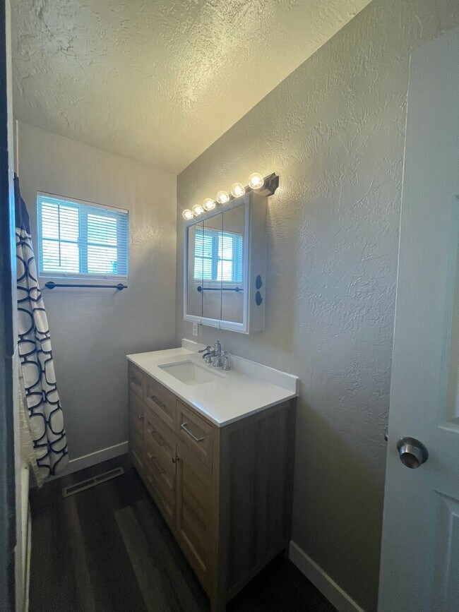 Building Photo - P0089 - 601-603 Woodstock