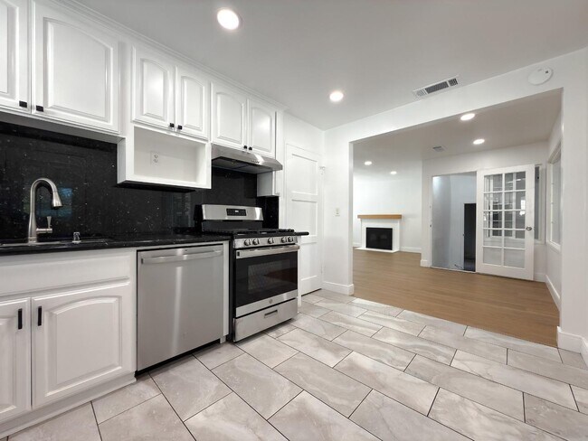 Building Photo - 15935 Paseo Largavista