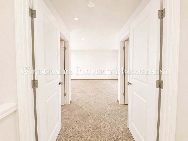 Building Photo - Bright and spacious home close to ferries, PSNS and recreational activities!