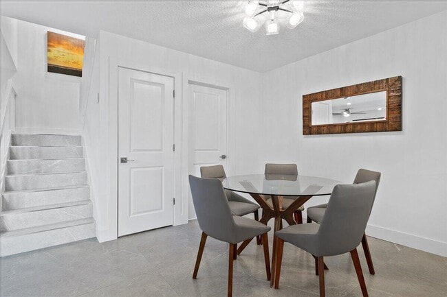 Building Photo - 709 7th Ln