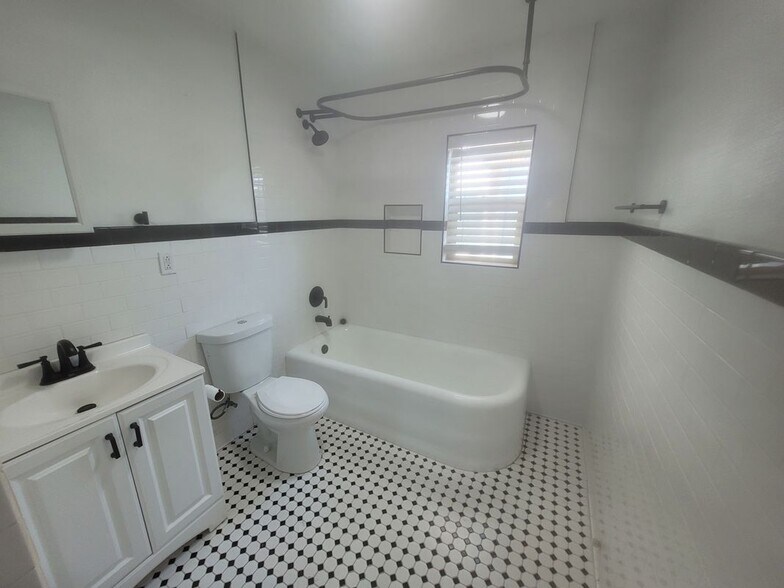 Building Photo - 4143.5 Cleveland