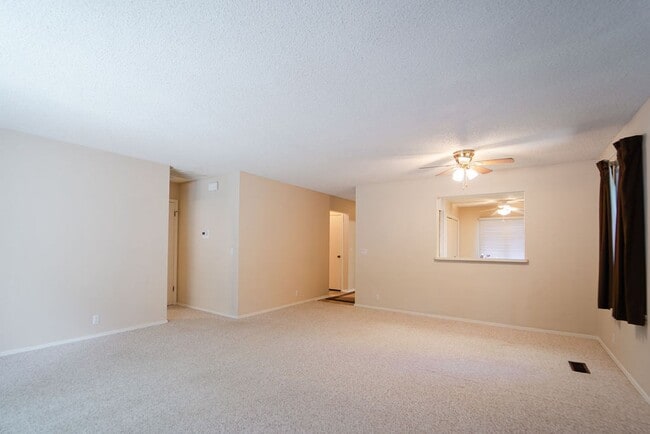Building Photo - Move-in ready Townhome in a quiet neighbor...