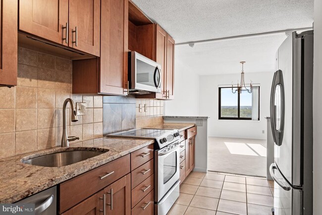 Building Photo - 307 Yoakum Pkwy