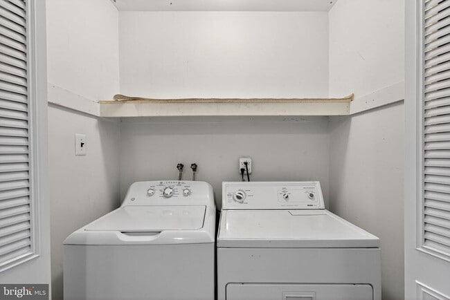 Building Photo - 142 Leedom Way