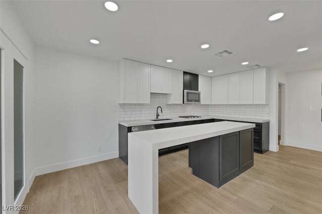 Building Photo - 7132 Mission Hills Dr