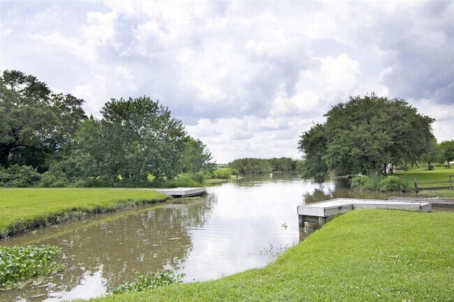 Building Photo - 502 Birdsong Dr