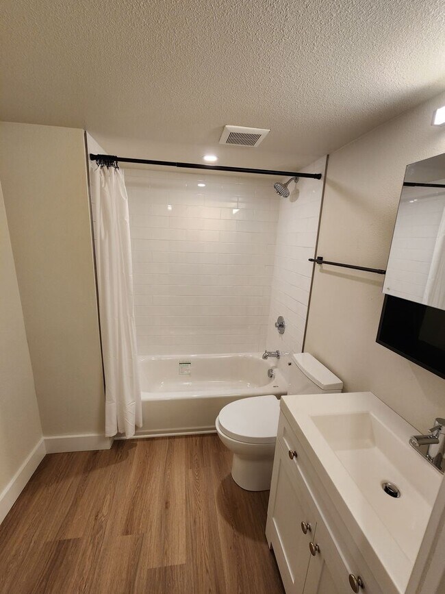 Building Photo - Gorgeous Remodeled 3 bed 2.5 bath in West ...