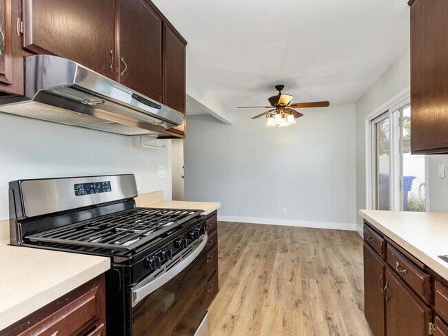 Building Photo - Oceanside Beach-Close 3BD/2BA Home with Easy Freeway Access