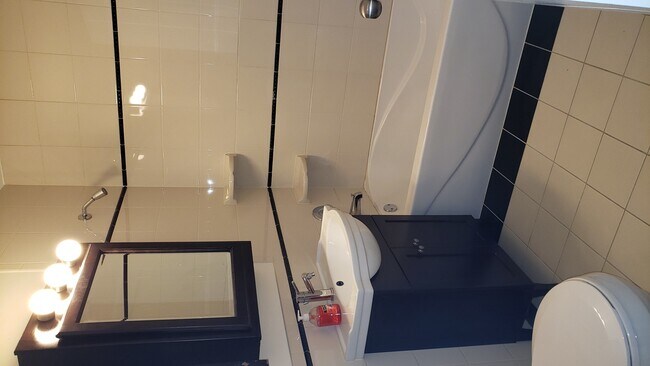 Building Photo - 1033 Spruce St