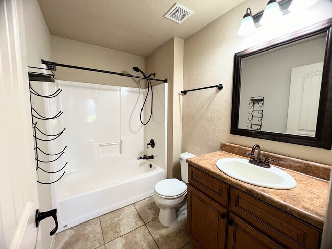 Building Photo - Fenced home close to FLW!