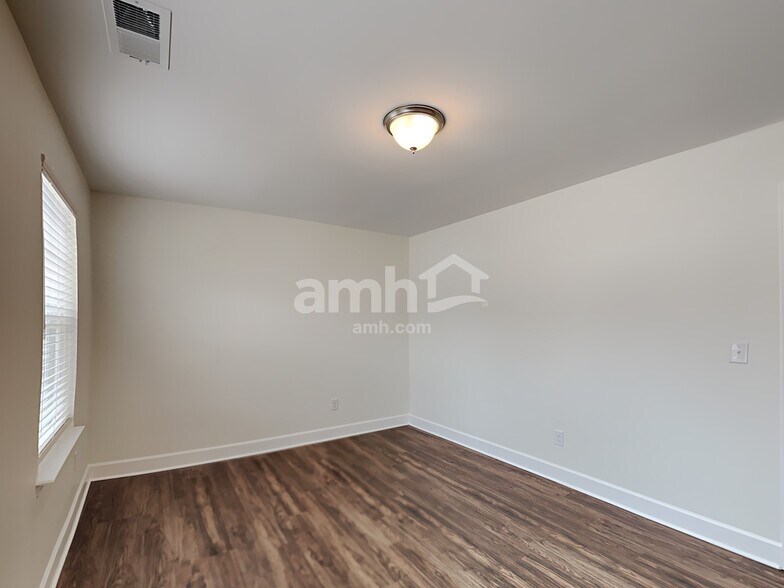 Building Photo - 5827 Zurich Rd