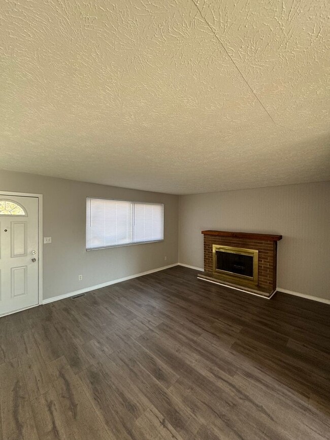 Building Photo - Southeast Indy - 3 BR home