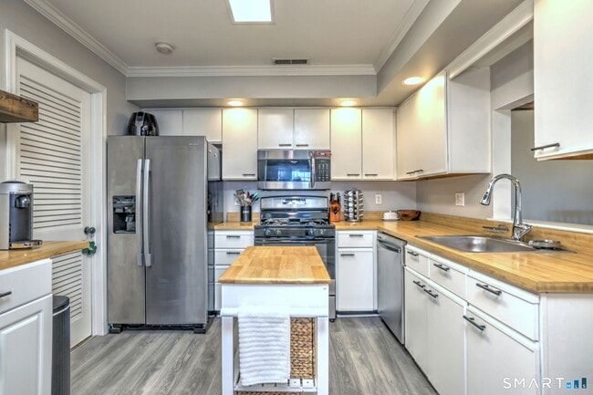 Building Photo - 50 Greenview Ln