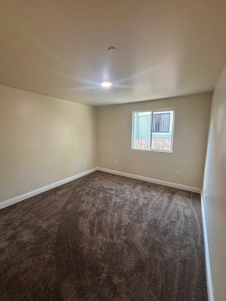 Building Photo - 122 E 24th St