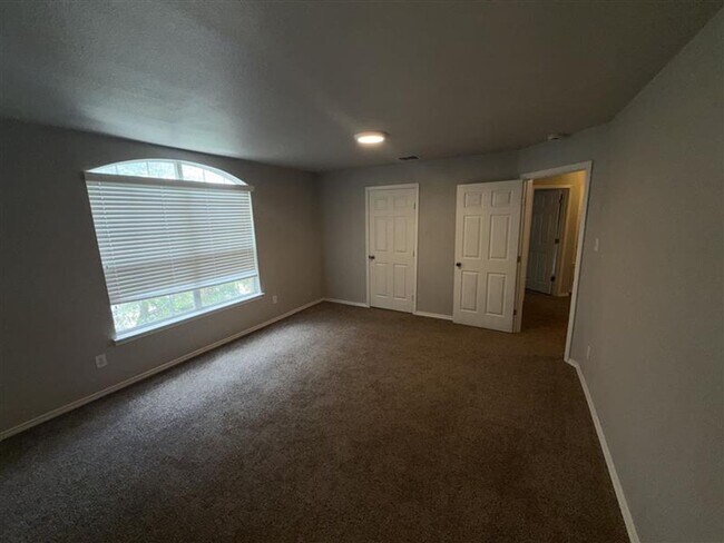 Building Photo - Large 4 bedroom / 2.5 bathroom home in Alamo Ranch