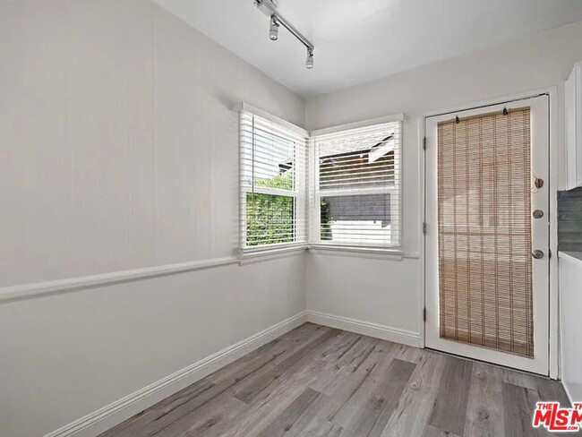 Building Photo - 908 Venezia Ave