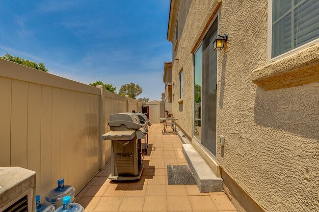 Building Photo - 1367 S Country Club Dr