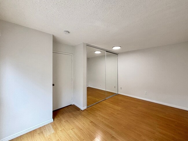 Building Photo - Charming 3BD/3BA Townhouse in University C...