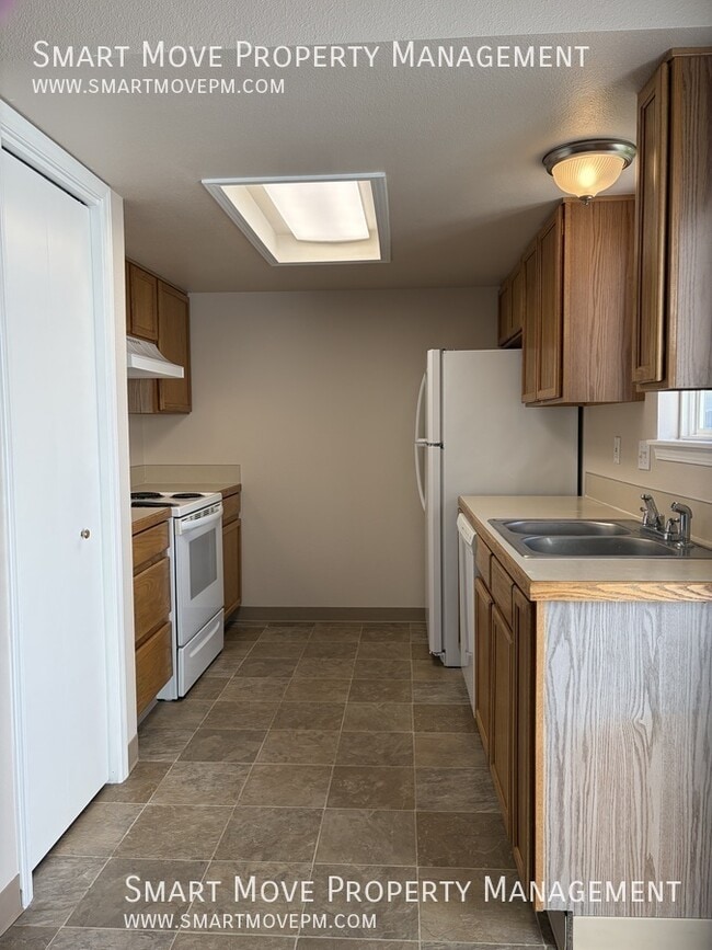 Building Photo - 981 E Blue Heron St